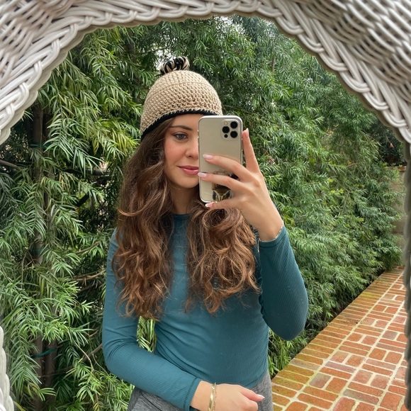 Handmade knit beanie - Picture 3 of 3